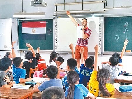 台中市增聘外師、媒合私校資源共享、雙語師資培育、強化國際交流等措施，培養學生英語能力。（盧金足攝） 