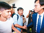 黃之鋒抵台　盼台灣10月1日前辦活動聲援