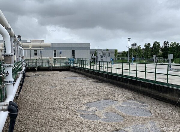 高雄市鳳山溪汙水處理廠近來遭傾倒大量有機溶劑汙染，造成AO生物處理系統受損，影響供水。 圖／高雄市政府提供