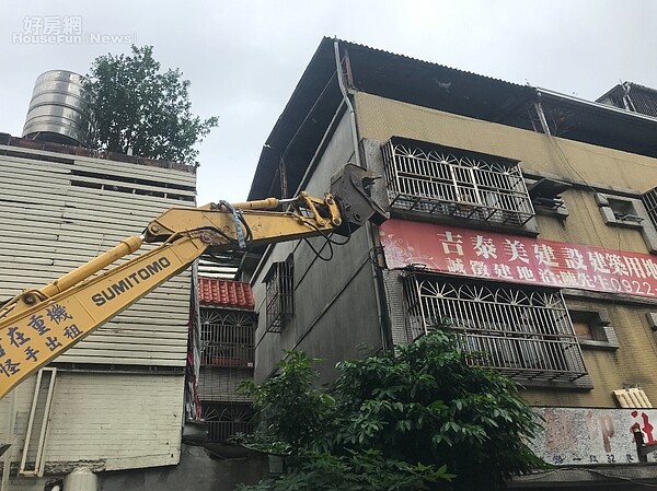 新北市板橋區府中段危老重建案,4日正式展開拆除作業。好房網News記者李彥穎攝