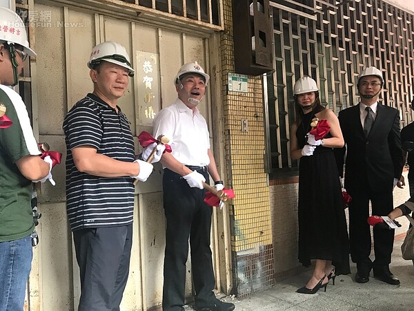 新北市板橋區府中段危老重建案,4日舉行動土拆除儀式,新北市長侯友宜親自到場主持。好房網News記者李彥穎攝