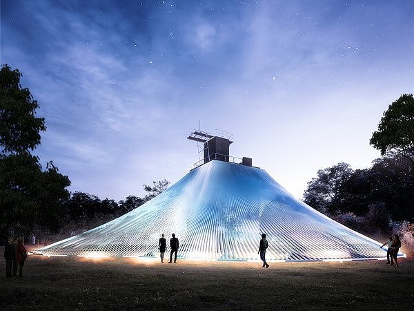 馬岩松設計的《自然舞衣》，為一座高10公尺，長寬分別30公尺的小山丘，遠看像是閃閃發亮的舞衣。圖／桃園地景藝術節提供