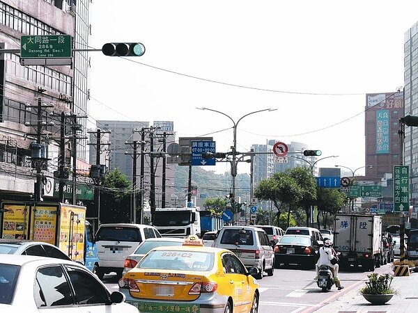 新北汐止尖峰時段塞車嚴重,先後規畫11方案紓解,迄今僅完成1方案。 圖/聯合報系資料照片