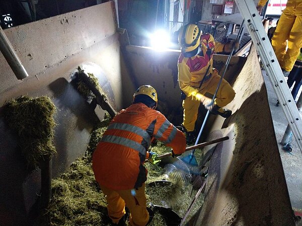 南區職安中心派員現場檢查,發現混合機投料口未有覆蓋、護圍等缺失,已要求立即停工,將依法追究相關單位及人員責任。記者邵心杰/翻攝