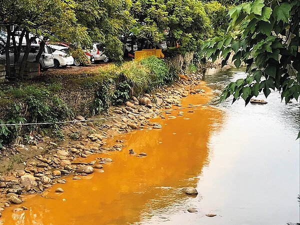 捷運三鶯線工程4日上午傳出包商將泥膏狀汙水直接排入鶯歌溪,環保局稽查後以違反水汙染防治法規定,依法告發並督促立即停止作業,並視送驗結果最高可處600萬元罰款。(陳俊雄攝)