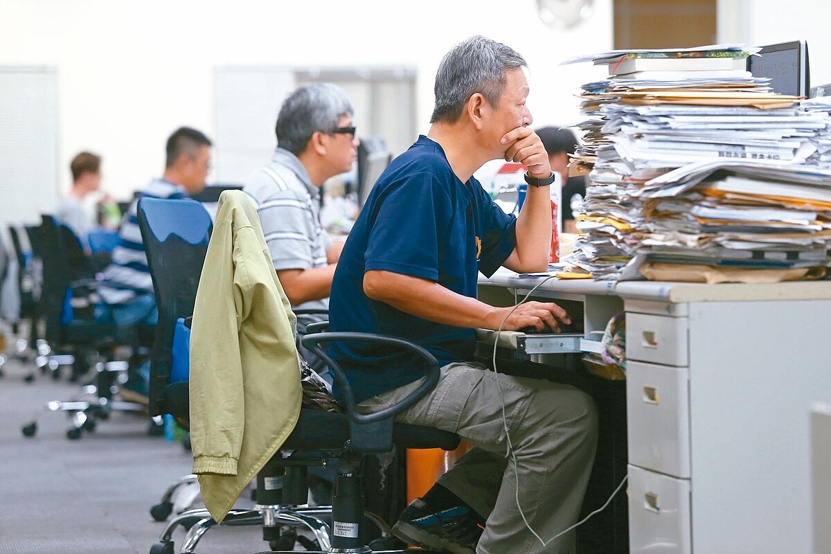專家呼籲政府依風險訂出每日久坐上限,最高不應逾九小時。 記者高彬原/攝影