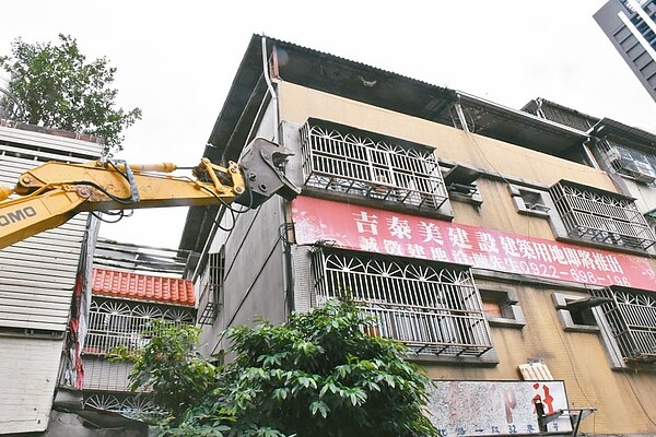 新北市板橋區府中段危老重建案昨拆除屋齡16至53年的老舊公寓，3年後將打造2棟地下4層地上15層的耐震綠建築。 記者江婉儀／攝影