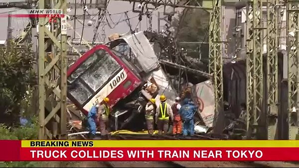 日本神奈川縣橫濱市5日一列京急線列車與一輛貨車相撞後出軌,目前已知約有30人受傷。圖/取自NHK網站