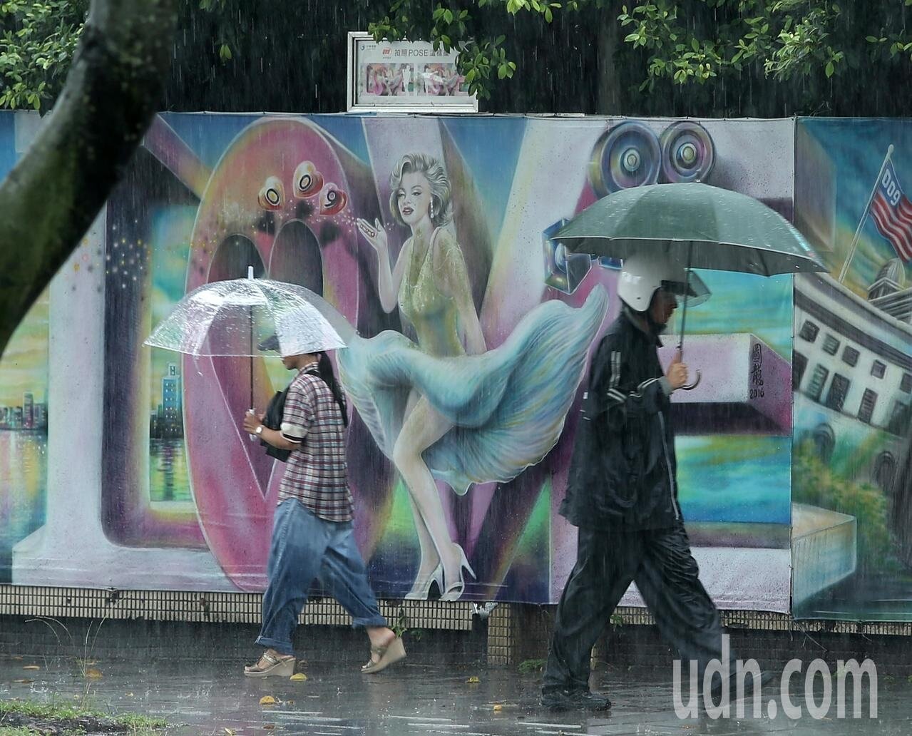 中央氣象局說,中午過後熱力作用影響,各地也有局部短暫雷陣雨,請留意局部大雨,出門記得攜帶雨具。記者林澔一/攝影