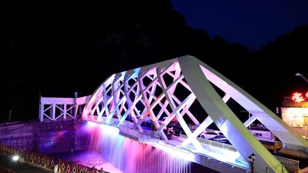 完工後的覽勝橋除了加寬路面，到了晚上還有光雕可以欣賞。圖／新北市工務局提供