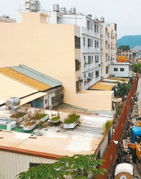 高雄老舊透天厝多,高雄市專案檢討提升小基地建蔽率,藉此鼓勵老舊透天厝屋主改建翻新。 圖/高市都發局提供