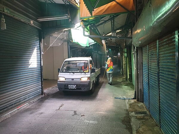 台南市中西區知名的水仙宮市場下午進行登革熱化學防治噴藥。圖/衛生局提供