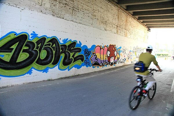 北市河濱公園目前共有8處塗鴉區,日前已全數漆除完畢並對外開放。圖/台北市水利處提供