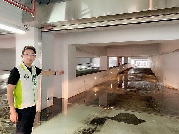 台中市昨天大雨,民進黨議員林祈烽批評,市政公園地下停車場車道遇雨就積水,要求市府徹底檢討。圖/林祈烽提供
