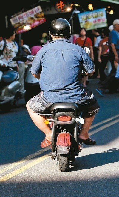民眾騎電動自行車時,無論超速、恣意改車、行駛人行道或未戴安全帽等違規,都有機會吃上罰單。圖/聯合報系資料照片