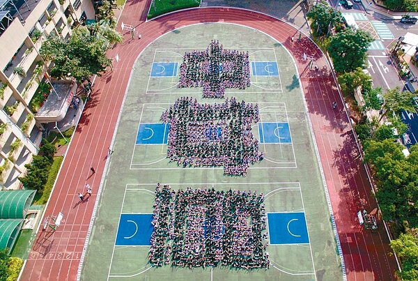 台中女中高一、高二學生1200多人昨天千人排字「中女100」,空拍出壯觀字體為校慶暖身。 圖/台中女中提供