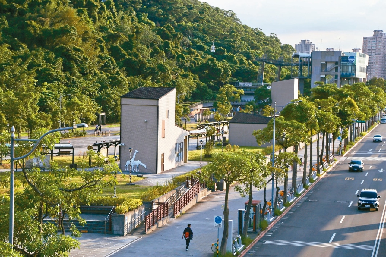 前身為園外服務中心的台北市立動物園「Zoo Mall」基地閒置多年，近日開發案又生波折。 記者魏莨伊／攝影