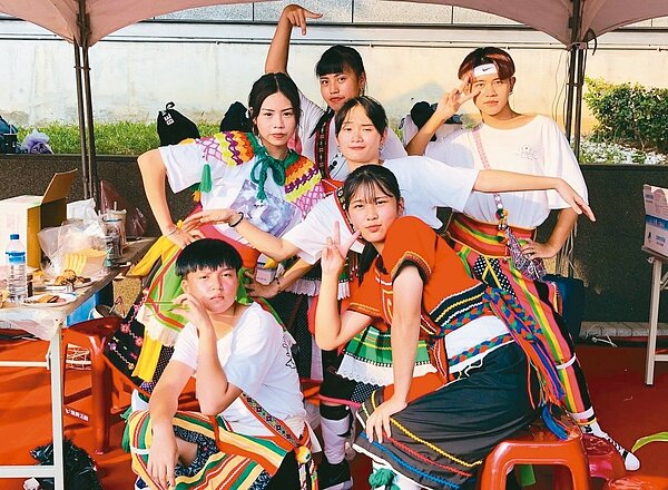 原民文創市集服裝設計最顯眼,從傳統服飾中延伸的創作靈感,帶出流行風味。 圖/桃園大眾捷運公司提供