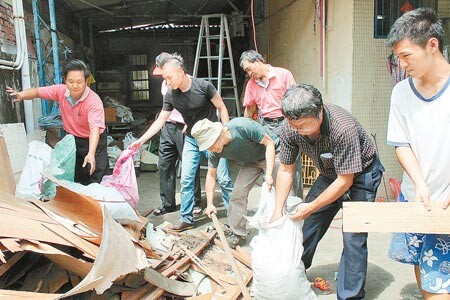 
　愛 要付出行動一群土水、裝潢師傅投入家扶展愛隊，當起修繕志工，幫無數受扶助家庭打造人性的住家環境；最資深的老師傅莊德雄已投入27年。（吳敏菁攝）
 