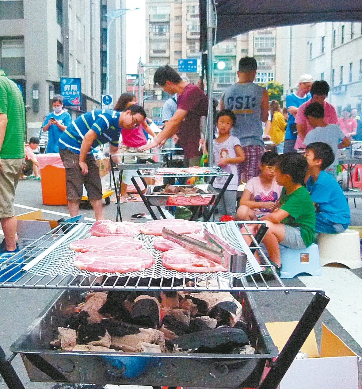 北部、東半部的中秋連假將在雨中度過，較無機會在戶外烤肉團圓。圖／聯合報系資料照片