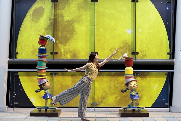 新北捷運公司推出中秋節系列活動,淡金鄧公站(V03)以漂浮月亮為主題,小女孩頂著帽子與萌兔在大月亮前漫步。圖/新北捷運公司提供