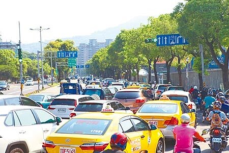 北市自強隧道9月起實施「區間測速」,車輛經過隧道大多會放慢速度,至善路堵車狀況更嚴重了。(張立勳攝)