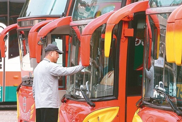 交通部擬修法,規定大客車駕駛明年起每年接受兩次教育訓練。聯合報資料照