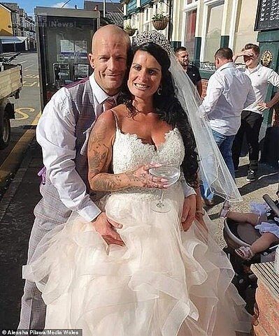 保羅的女友策劃了一場假婚禮,讓他「被求婚」成功。圖擷自每日郵報