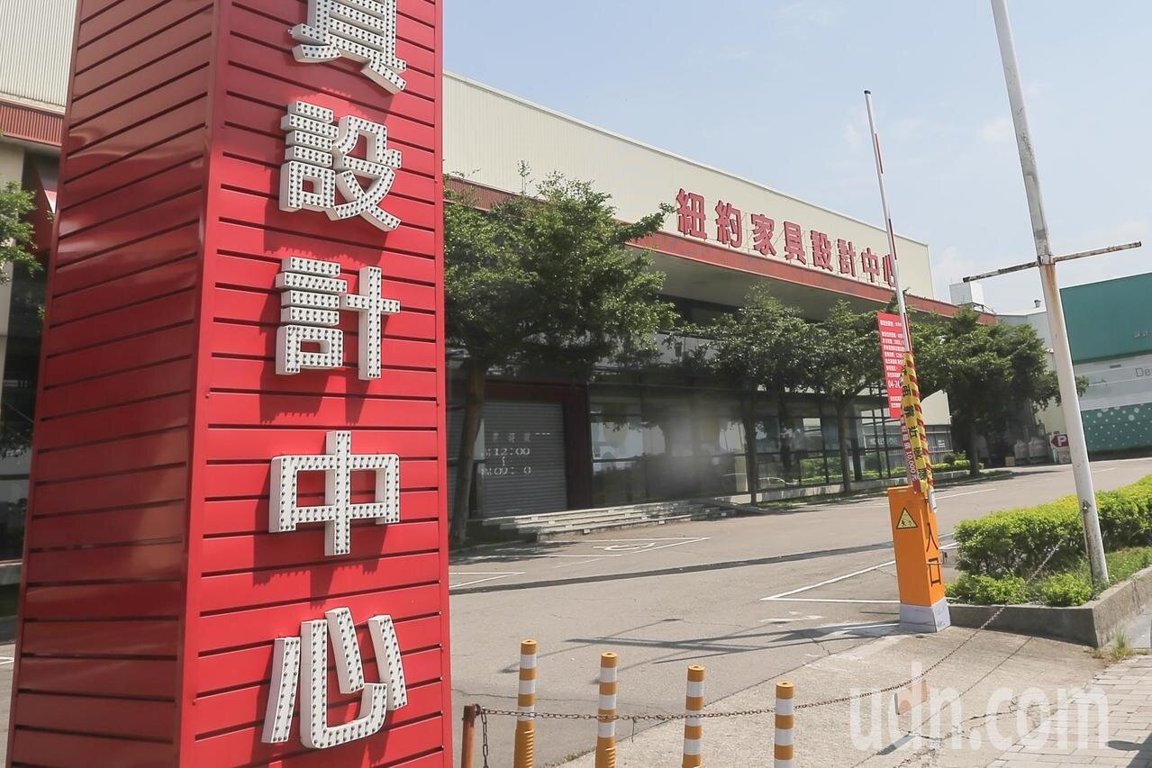 台中市環中路一段的紐約家具設計中心違反使用農地使用,遭黃國昌質疑台中市府多年來任其經營卻不管。記者黃仲裕/攝影
