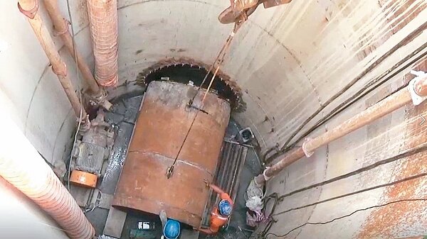 為加速泰山汙水下水道工程進行,新北市水利局調整施工路線,並深入地表下9公尺推進穿越貴子坑溪渠底的管線。 圖/新北市水利局提供