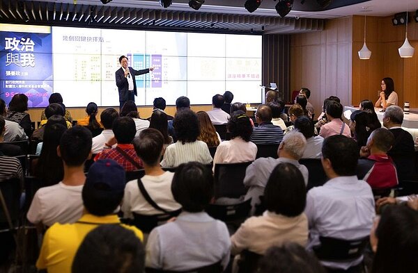 重量級人物張善政擔任講座來賓，引起網路報名熱潮，短短幾天超過兩百位網友報名，講座現場人潮爆棚。