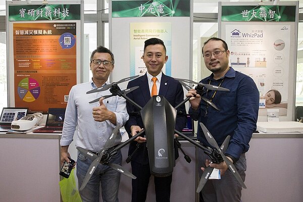 《天下雜誌》今天公布2019幸福城市大調查與縣市首長施政分數排名,縣市首長滿意度部分,市長林智堅(中)由去年第八名進步至第六名。圖/市府提供