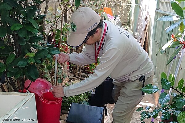 疾管署防疫人員持續加強新北市中和區國強嶺周邊之孳生源查核。圖/疾管署提供