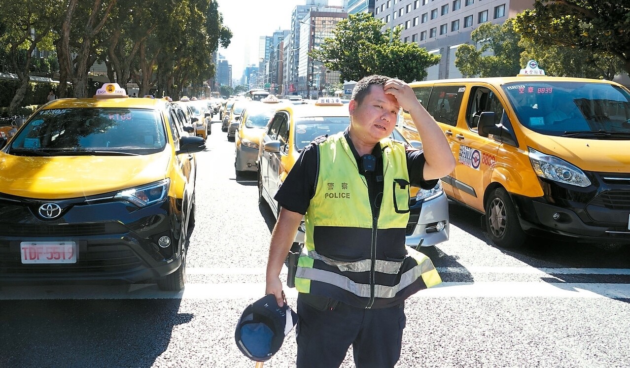 計程車駕駛上午以慢行圍繞，要求Uber條款執法日不得延期。 記者陳正興／攝影