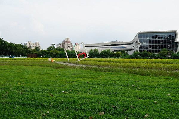 國圖館周圍綠地資源豐富，一旁的復興園道更串起了南區各大地標