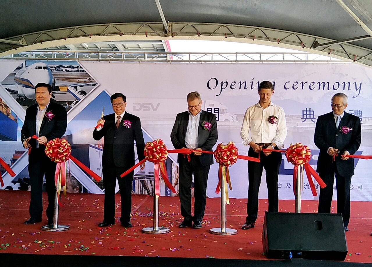 丹麥商DSV百及物流公司桃園觀音物流中心由桃園市長鄭文燦(左二)、DSV全球物流執行董事Brian Ejsing(左三)等人剪綵啟用。記者曾增勳/攝影