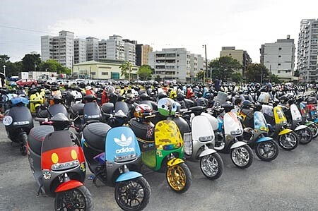 
廣受年輕人青睞的白牌電動機車正掀起國內銷售熱潮，但對於明年即將減少補助購車回歸市場機制，是否仍能持續熱銷將有待考驗。圖／郭文正
 