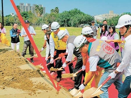 苗栗縣政府繼完成「貓裏喵」親子公園後，將再打造第2座大型竹南頭份親子公園，占地2公頃，將花費3160萬元，內部將設計成9大主題。昨日上午在公園預定地舉行開工典禮，縣長徐耀昌親自主持。（謝明俊攝）