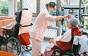 長照機構住民遲來的補助　每月數千元　4萬人受惠