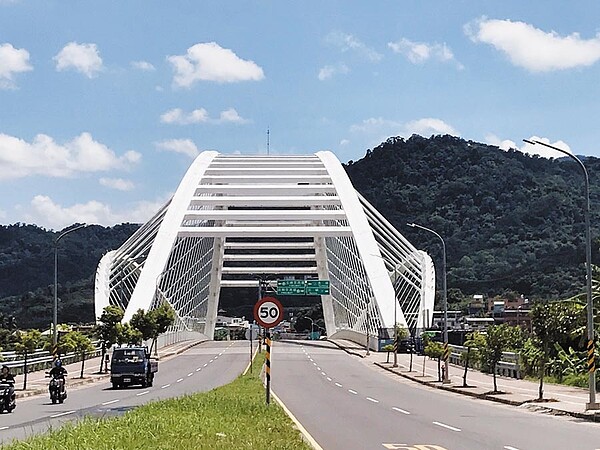 三角湧大橋未設計與捷運軌道共構，捷運工程局現正在右方的上游處興建鋼拱捷運橋。（陳俊雄攝）