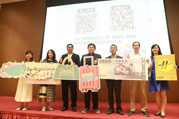 台北市觀光傳播局今（12）日舉辦說明會，針對旅館業者如何發放夜市抵用券、核銷秋冬遊補助暨結合旅行社搶占團體遊市場等三大主軸詳細說明。說明會現場湧入200多位旅館業者，打算一起搶旅客、拚經濟。圖／北市觀傳局提供