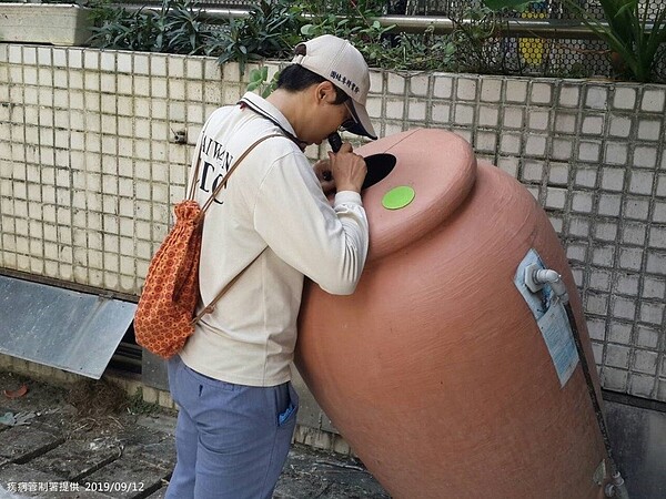 疾管署防疫人員於新北市本土屈公病個案活動地周邊進行孳生源查核。圖／疾管署提供