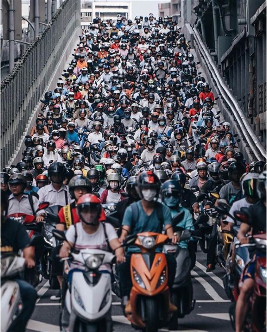 機車瀑布。圖/取自instagram