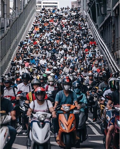 機車瀑布。圖／取自instagram