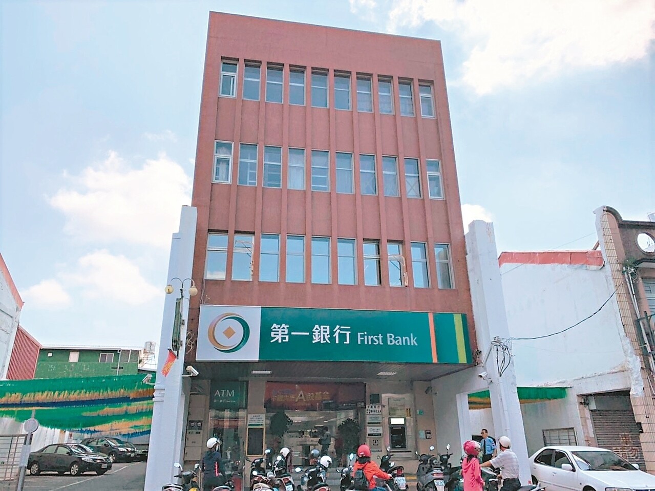 台南市新化老街第一銀行買下緊鄰兩棟老屋，拆掉後原本要改建大樓，遭地方強烈反彈。 記者吳淑玲／攝影