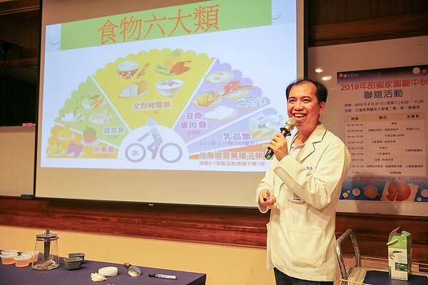 花蓮慈濟醫院營養師與糖尿病友分享中秋三大法則,「用飯換月餅」、「三少一多烤肉法」、「水果大一半,小一個」,就能歡度中秋團圓佳節。圖/花蓮慈濟醫院提供