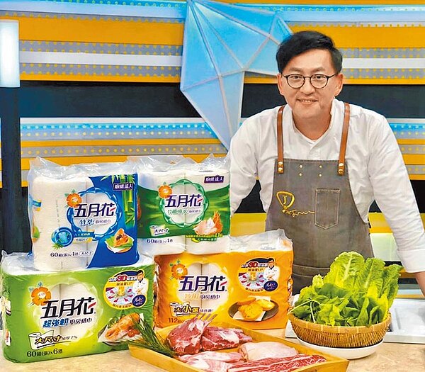 中秋烤肉也是廚房紙巾消費旺季,五月花廚房紙巾特地找主廚詹姆士推薦搶市。圖/五月花提供
