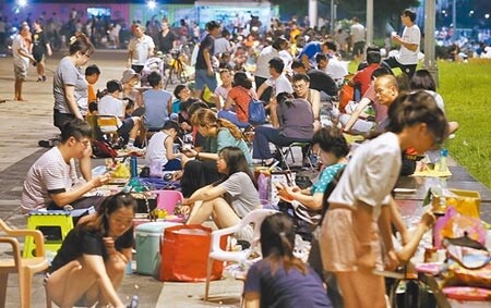 北市馬場町紀念公園，夜晚湧入不少民眾烤肉同歡，開心過節。（姚志平攝）