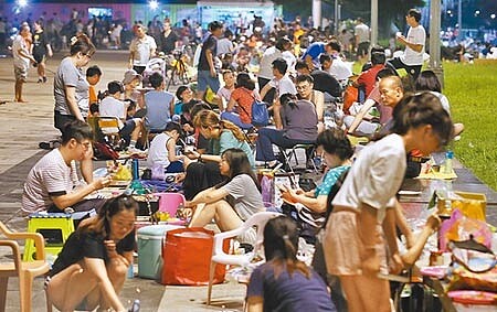 北市馬場町紀念公園，夜晚湧入不少民眾烤肉同歡，開心過節。（姚志平攝） 