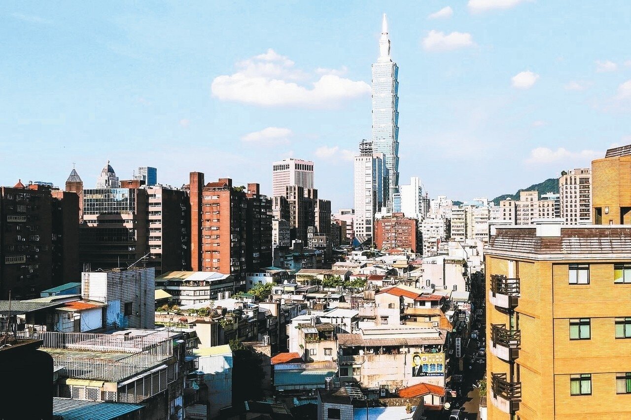 一名網友敘述已結婚的朋友薪水普通,卻不用養父母還能常出國玩,原因是爸媽在台北市擁有5間房。 圖/聯合報系資料照